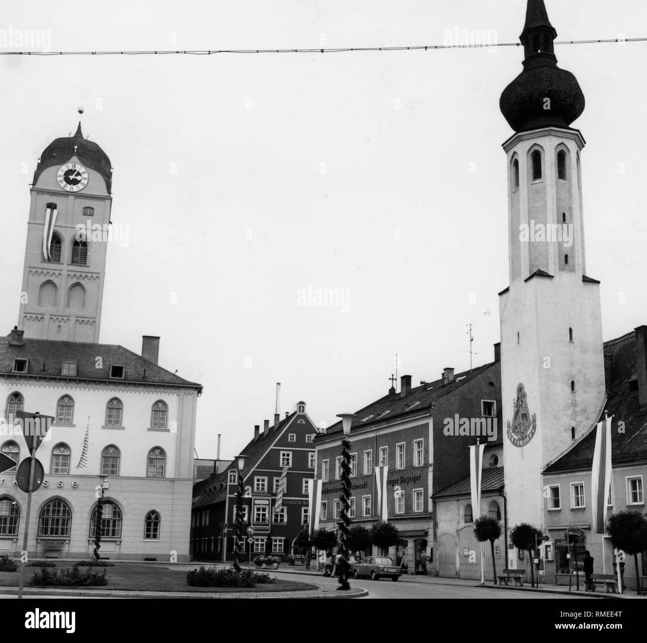 Blick vom Schrannenplatz auf dem Stadtturm (City Tower) in Erding. Stockfoto