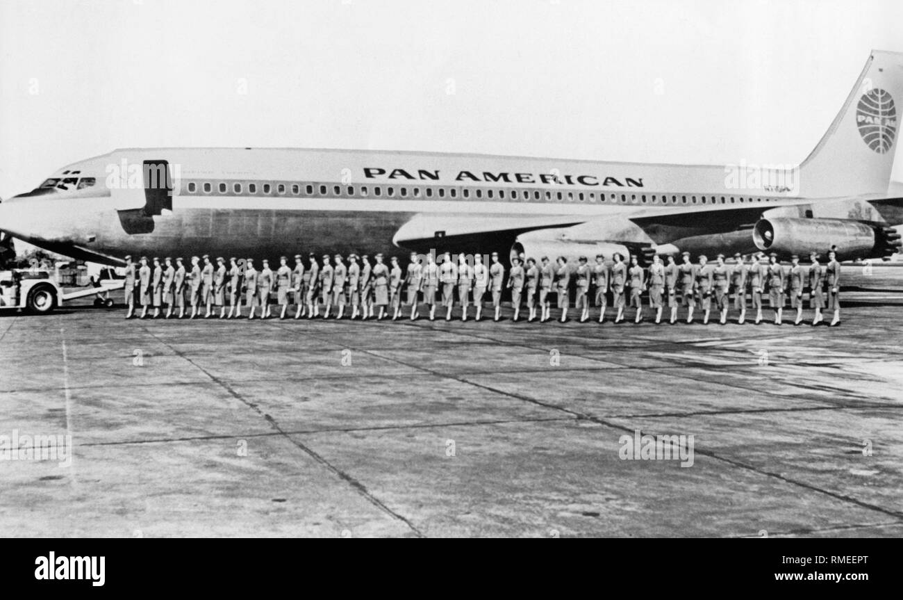 Die 45-köpfige Besatzung einer Boeing 707 der Pan Am (Registrierung N710PA, Taufe name' Clipper Caroline'). Stockfoto