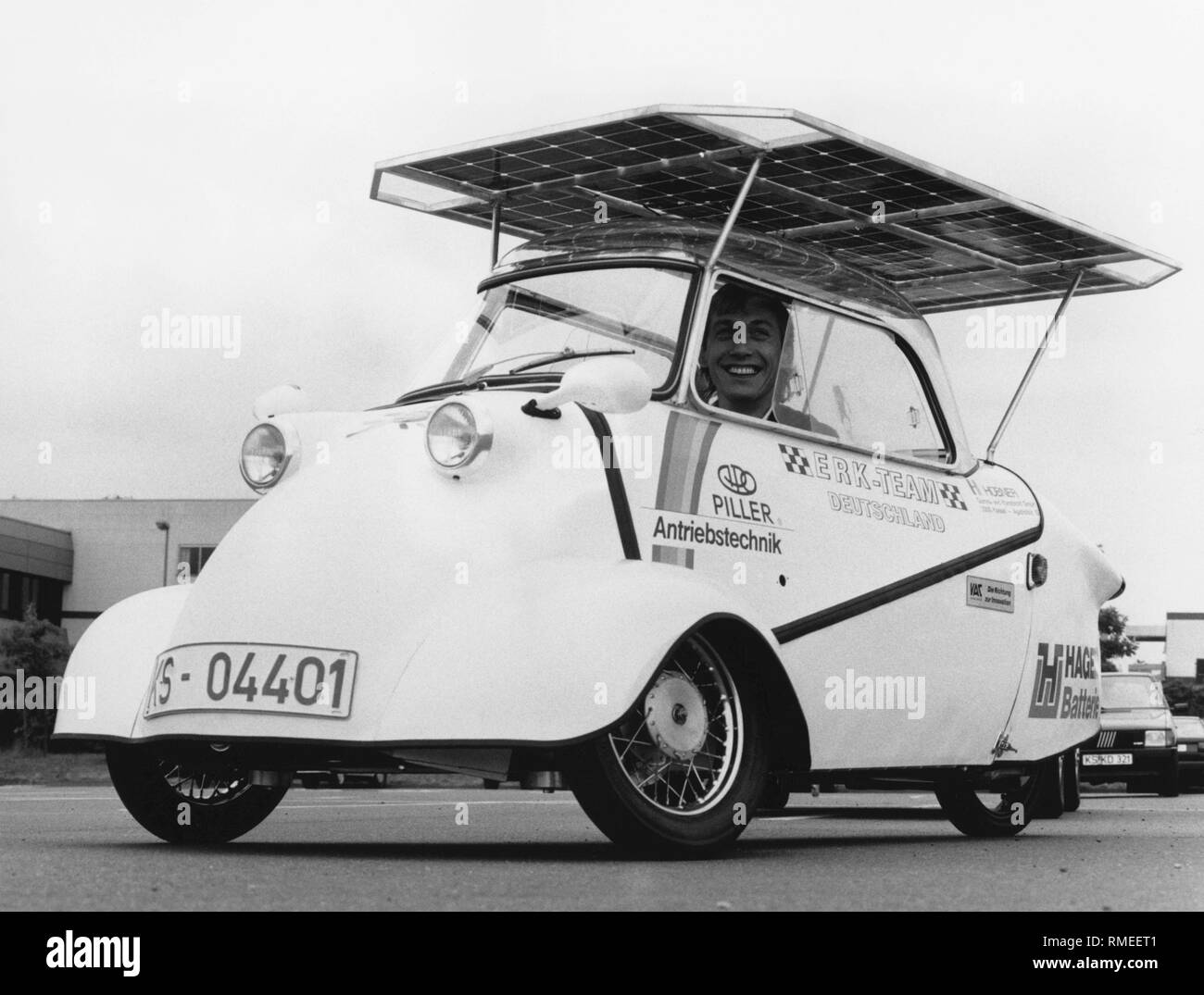 Hans-jürgen Erk sitzt in seinem Messerschmitt KR 200 Bubble Car, das er zu den elektrischen Antriebsstrang bekehrt hat und mit einer Solaranlage ausgestattet. Erk nahm mit der Luftblase Auto an der Tour de Sol 1988. Stockfoto