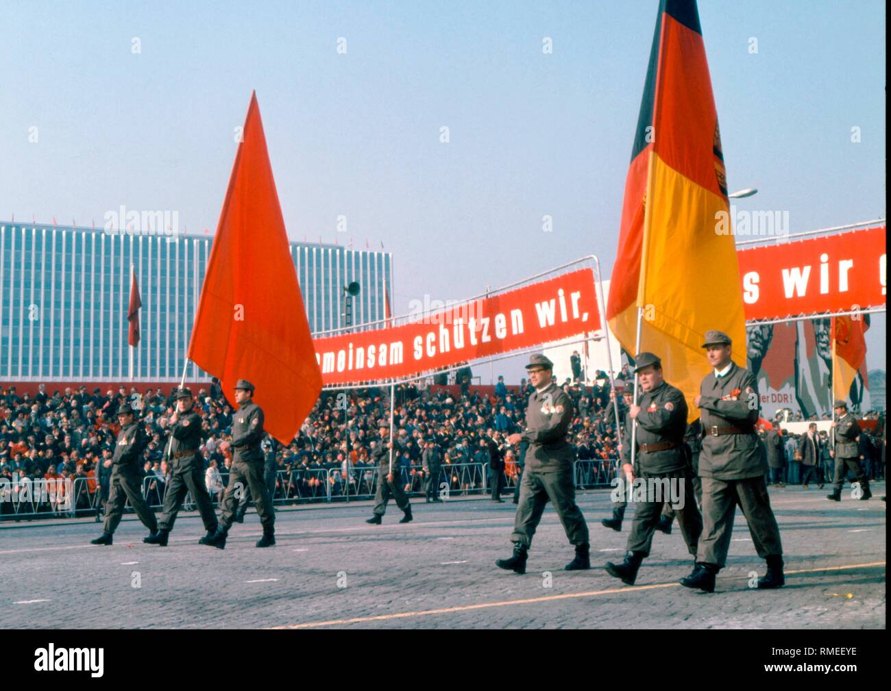 Parade der Einheiten der SED-Kampfgruppen anlässlich des 10. Jahrestages der Errichtung der Berliner Mauer auf dem Marx-Engels-Platz in Berlin Ost, offiziell als Kampfgruppen der Arbeiterklasse durch die SED. Stockfoto