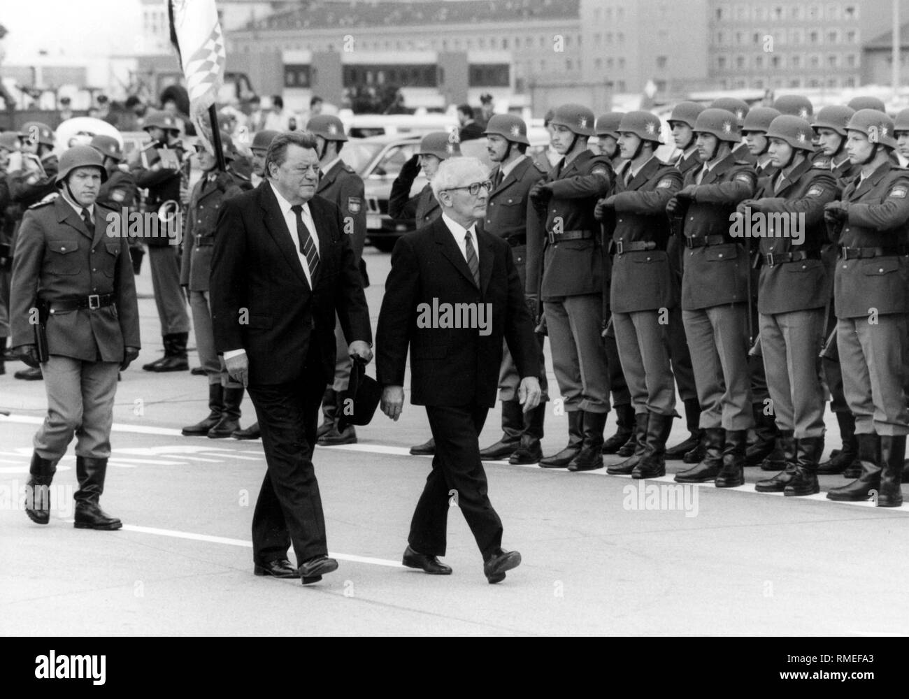 Franz Joseph Strauss und Erich Honecker prüfen die Bundeswehr Ehren Unternehmen am Münchner Flughafen in Riem. Stockfoto