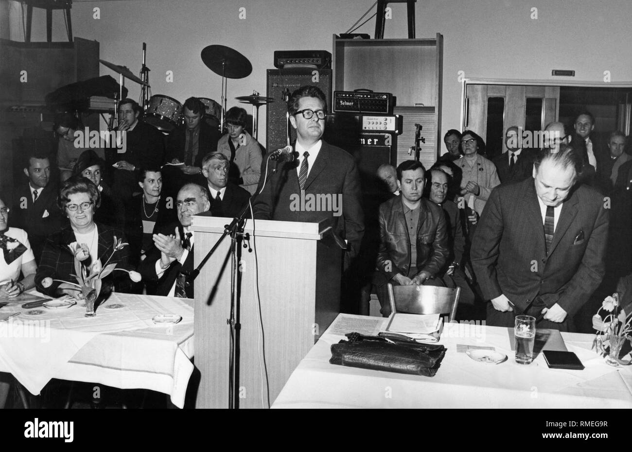 Bürgermeister Dr. Hans-Jochen Vogel (SPD) auf die Fragen der Münchner Hasenbergl in München. Mit ihm am Tisch von Links nach Rechts: dr. Gertraud Eichhorn von der Schule Abteilung, dem Direktor der städtischen Verkehrsbetriebe, Peter Engelbrecht und der Vertreter der Polizeidirektion, Franz Haimerl. Stockfoto