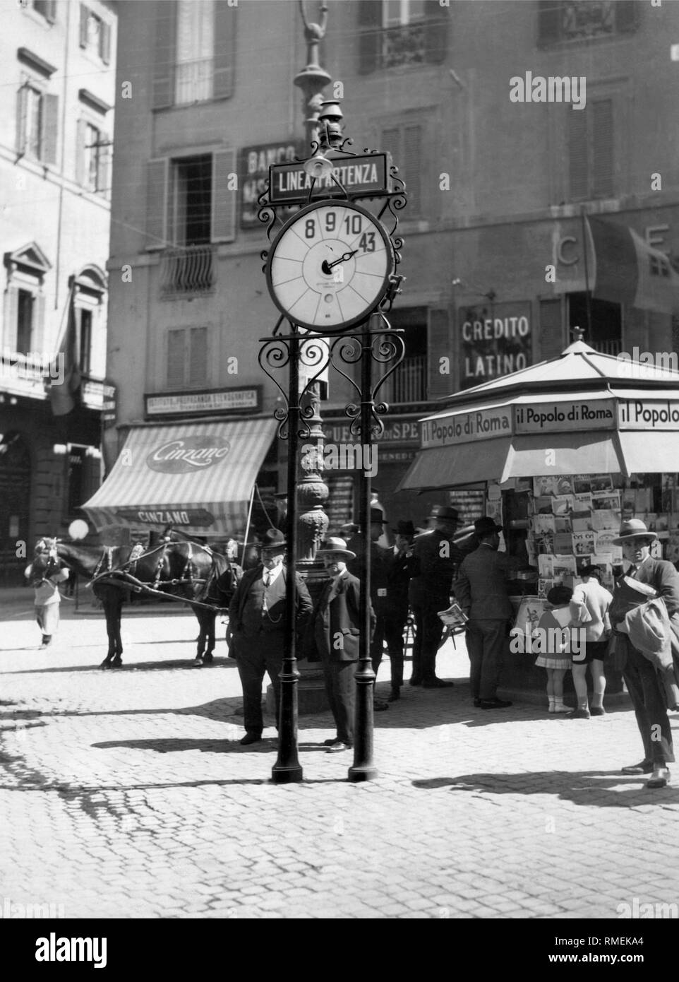 Bushaltestelle an der Piazza San Silvestro, Rom, 1920-30 Stockfoto