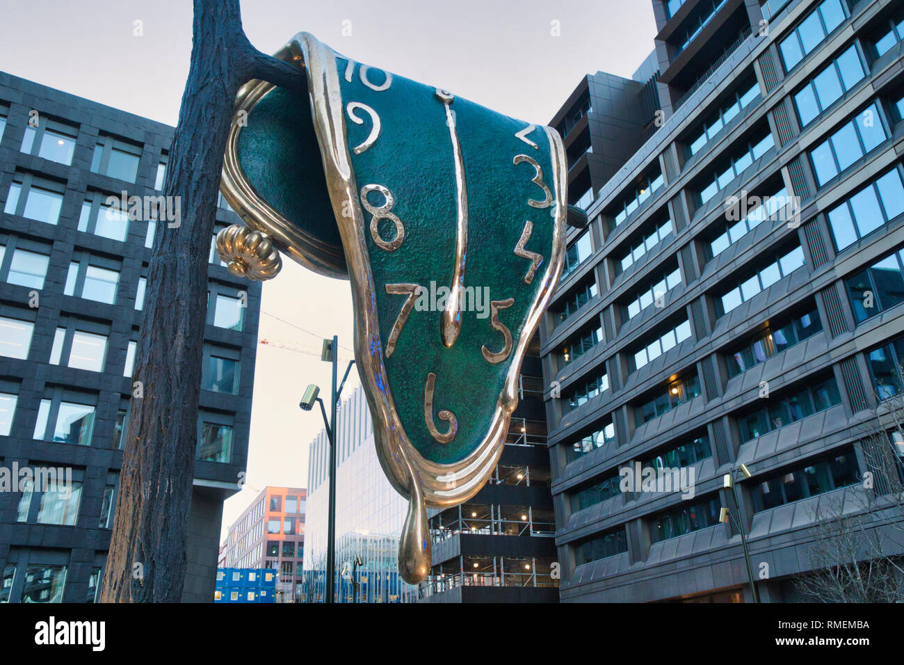 Drei Meter groß und wiegt fast 3 Tonnen die Beständigkeit der Erinnerung Skulptur von Salvador Dali, Brunkebergstorg, Stockholm, Schweden, Skandinavien Stockfoto