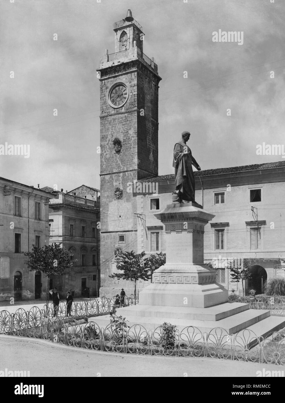 Sallustio Denkmal und der Turm der Gerechtigkeit Palace, Piazza Palazzo, L'Aquila, Abruzzen, Italien, 1910-20 Stockfoto