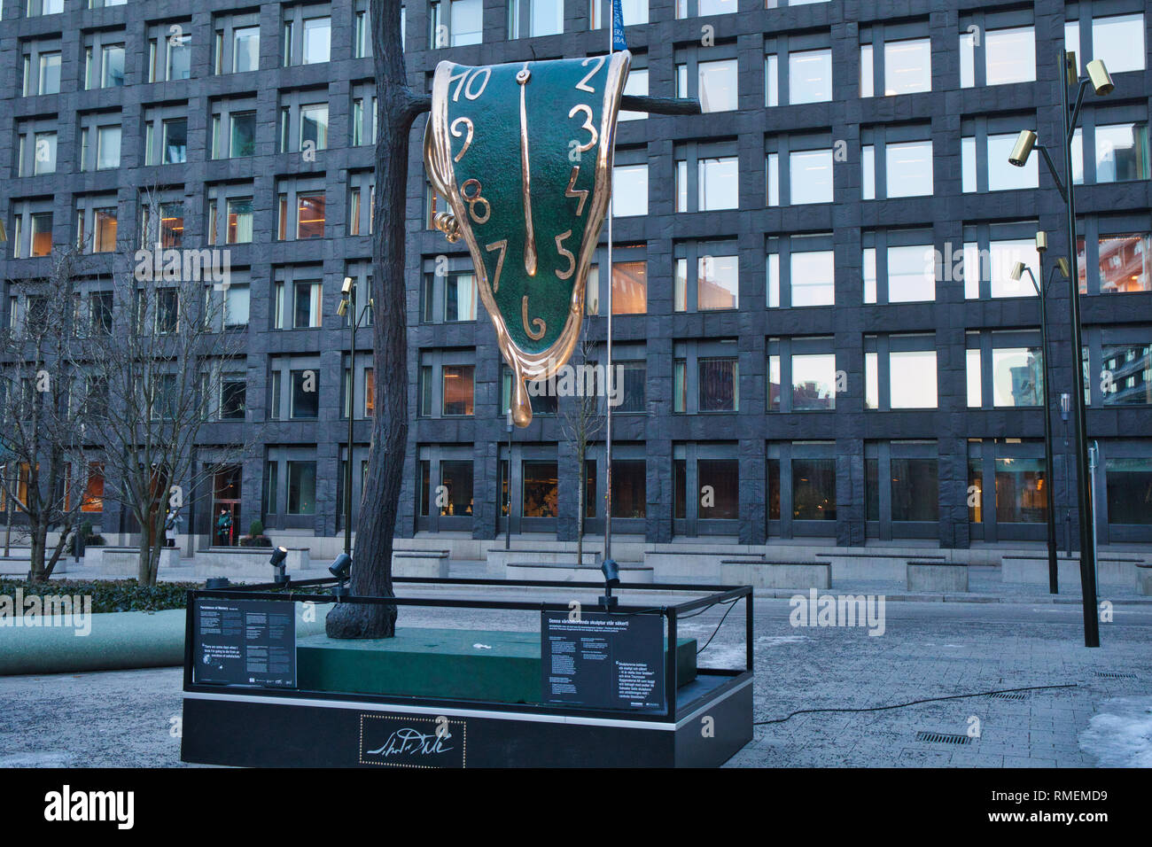 Drei Meter groß und wiegt fast 3 Tonnen die Beständigkeit der Erinnerung Skulptur von Salvador Dali, Brunkebergstorg, Stockholm, Schweden, Skandinavien Stockfoto