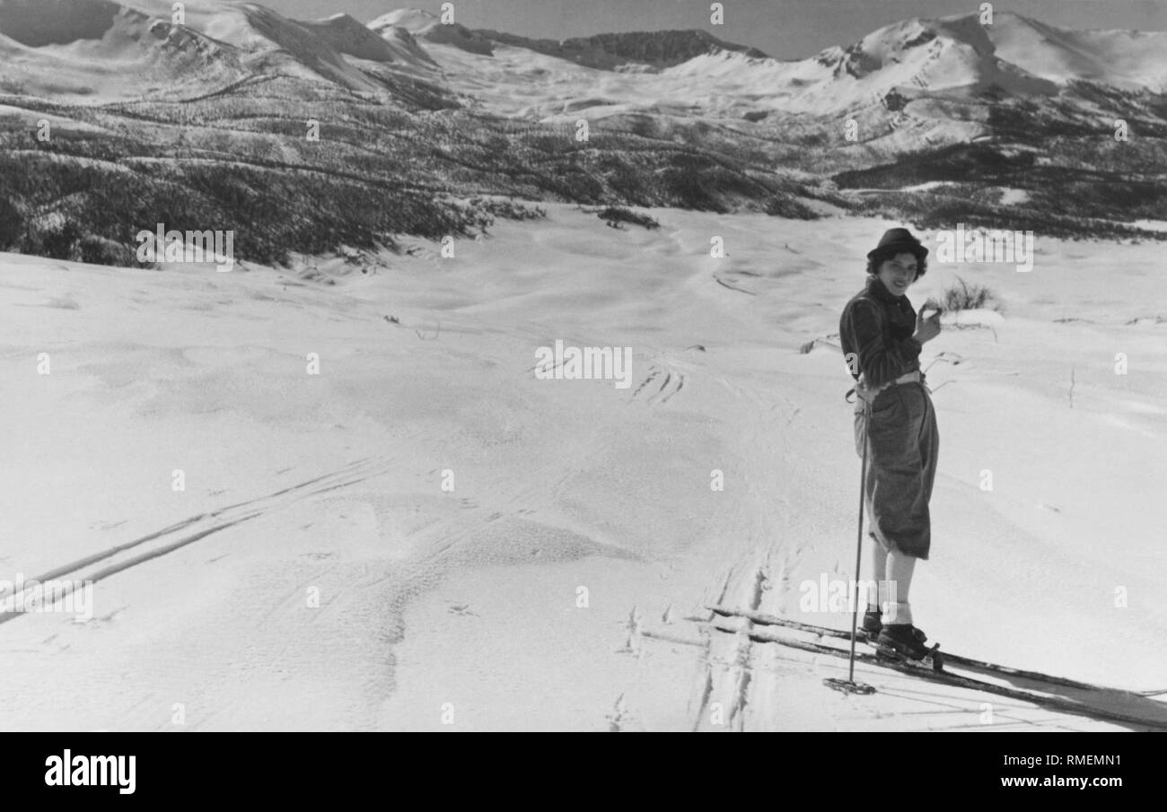 Skifahrer auf Cilento Berge, Massa d'Albe, L'Aquila, Abruzzen, Italien, 1920-30 Stockfoto