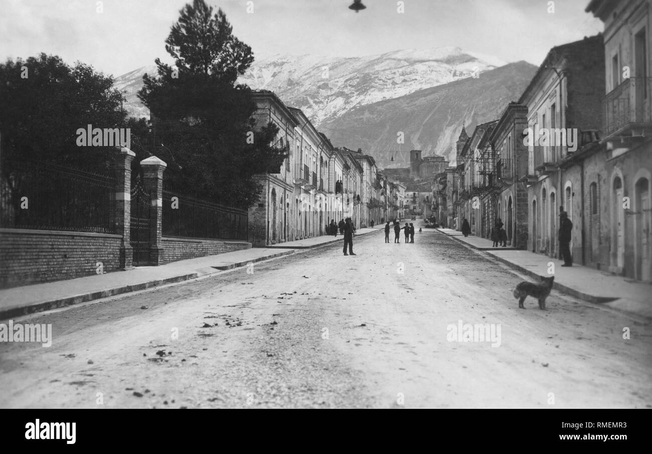 Skifahrer auf Gran Sasso, L'Aquila, Abruzzen, Italien, 1930 Stockfoto