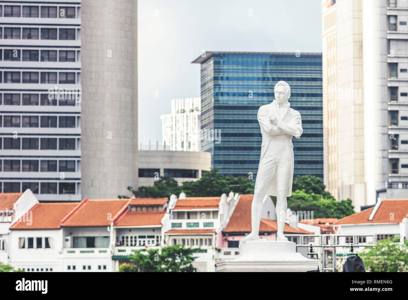 Singapur/Singapur - 10. Februar 2019: Sir Stamford Raffles Statue vor der Touristenattraktion Boat Quay am Raffles Place shophouse Stockfoto