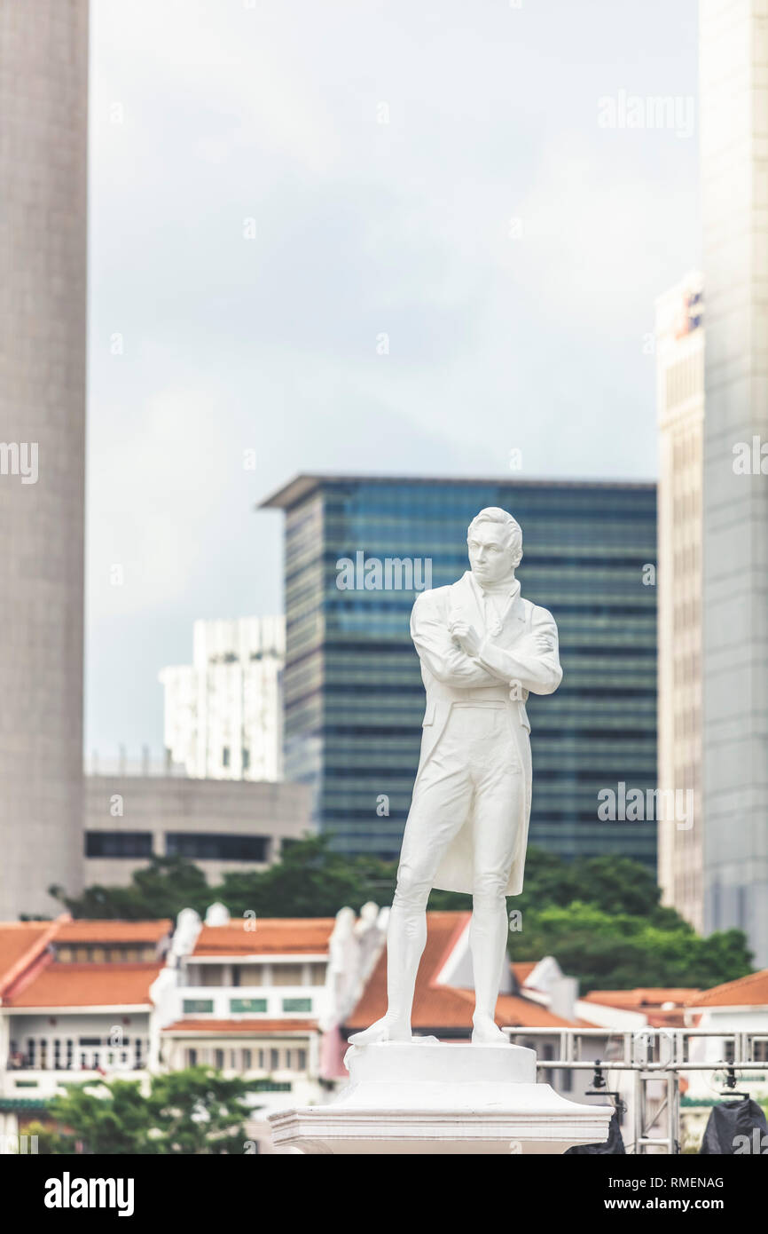 Singapur/Singapur - 10. Februar 2019: Sir Stamford Raffles Statue vor der Touristenattraktion Boat Quay am Raffles Place shophouse Stockfoto