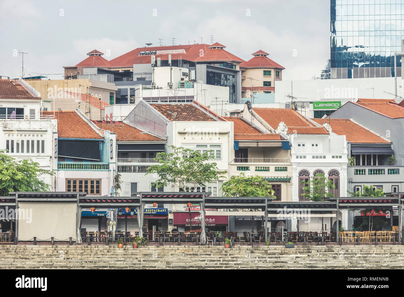 Singapur/Singapur - 10. Februar 2019: Touristenattraktion Boat Quay am Raffles Place shophouse Restaurants und Bars mit kommerziellen Bürogebäude Stockfoto