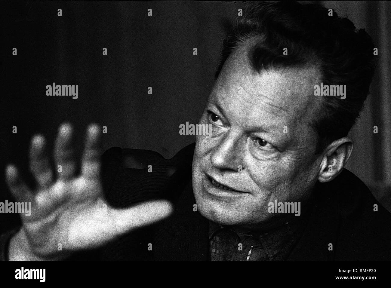 Deutschland, Berlin, 1967 100 Jahre Willy Brandt Willy Brandt (18. Dezember 1913 in Lübeck geboren, als Herbert Ernst Karl Frahm, 8. Oktober 1992 in Unkel) war ein deutscher sozialdemokratischer Politiker. Er war von 1957 bis 1966 Regierender Bürgermeister von Berlin, 1966-1969 Bundesaußenminister und Vizekanzler und Kabinett Kiesinger 1969-1974 vierten Bundeskanzler der Bundesrepublik Deutschland. Für seine Ostpolitik, die auf Entspannung und Balance mit den osteuropäischen Staaten konzentrierte, erhielt er 1971 den Friedensnobelpreis. Von 1964 bis 1987, Brandt, Vorsitzender der SPD, 1976-1992 Präsident der Sozialistischen Stockfoto