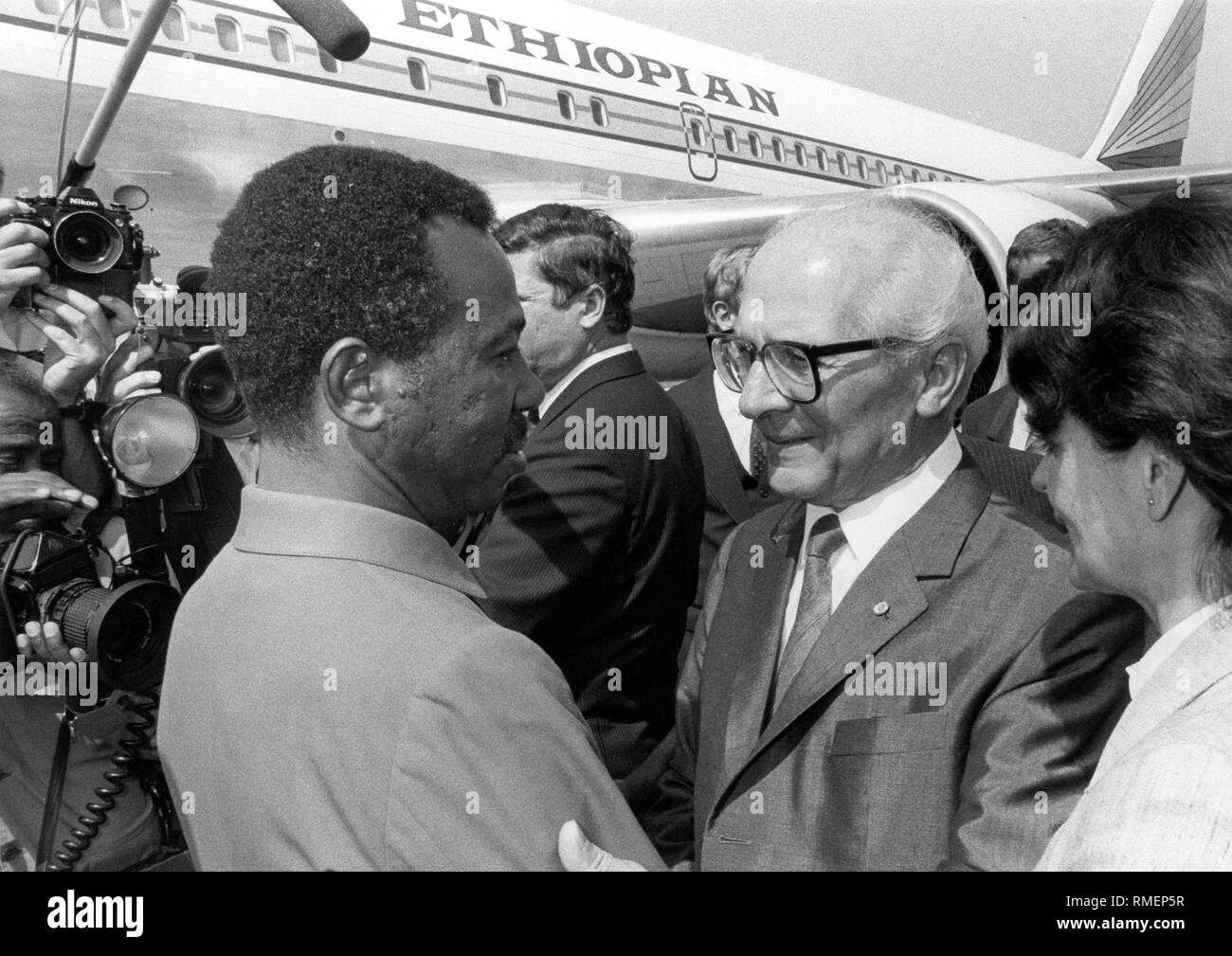 Erich Honecker sagt Auf Wiedersehen mit dem äthiopischen Präsidenten Mengistu Haile Mariam am Ende eines Staatsbesuchs in der DDR im Mai 1989 auf dem Berliner Flughafen Schoenefeld. Zwischen 1971 - 1989 war er SED-Generalsekretär, und zwischen 1976 - 1989 Vorsitzender des Staatsrats der DDR. Stockfoto