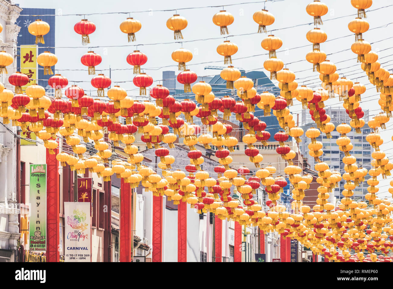 Singapur/Singapur - 10. Februar 2019: Chinatown Tourismus Bezirk chinesische Mondjahr bunte festliche Straße Dekorationen im Laufe des Tages Stockfoto