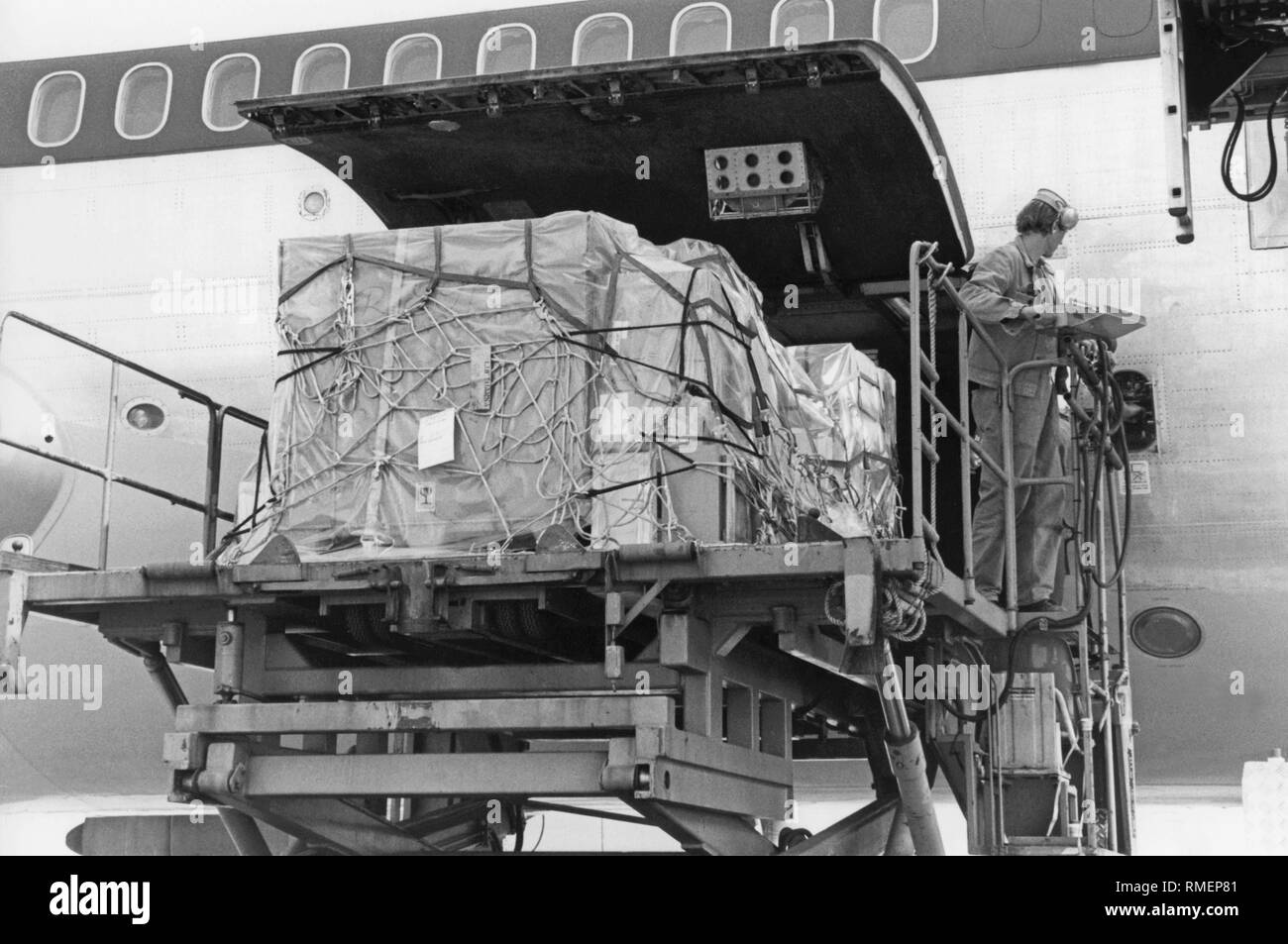 Laden von Paletten mit Fracht in eine Lufthansa Maschine. Stockfoto