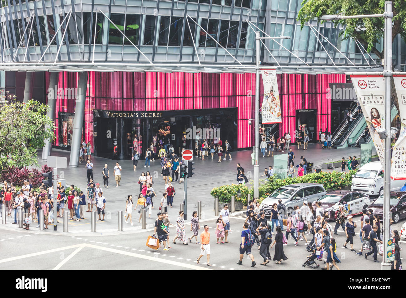 Singapur/Singapur - 10. Februar 2019: Fußgänger jagt Kreuzung an der Orchard Road Somerset Kreuzung mit Victoria Secret Store Stockfoto