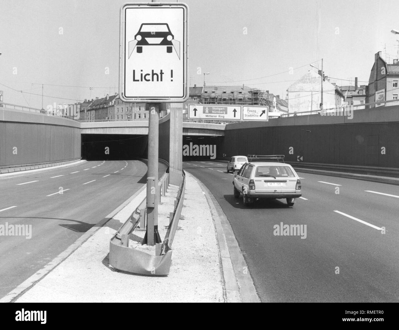 Die ersten Autos fahren in die abgeschlossen Trappentreutunnel am Mittleren Ring hier im Westen, die für ein Jahr nach dem Osten Rohr im April 1984 eröffnet wurde. Stockfoto