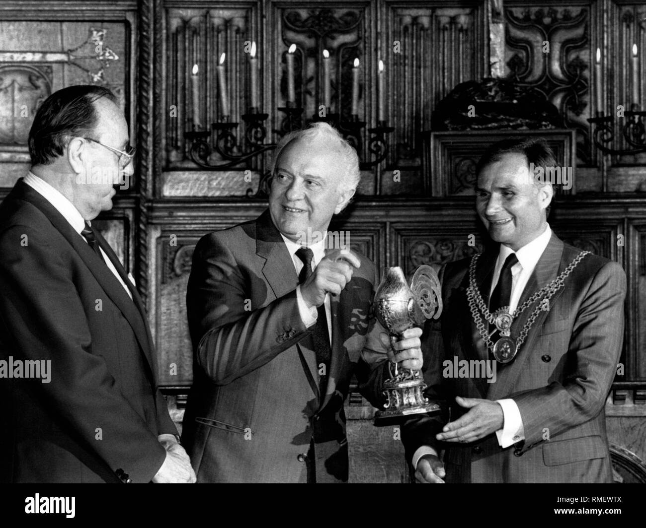 Im Friedenssaal des historischen Rathauses, Bürgermeister Jörg Twenhoeven (rechts) übergibt die traditionelle Begrüßung mit dem sowjetischen Außenminister Eduard Schewardnadse (Mitte). Neben, Hans-Dietrich Genscher (l). Stockfoto