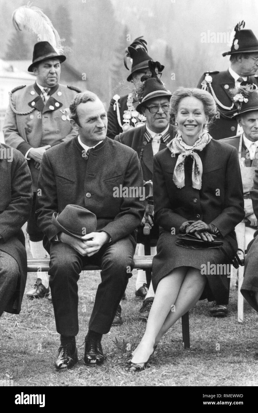 Herzog Max In Bayern Und Herzogin Elisabeth Douglas Tochter Des Ehemaligen Koniglichen Schwedischen Botschafter Carl Ludwig Graf Douglas In Der Sportschutzen Festival In Bayern Undatiertes Foto Vermutlich In Den 1980er Jahren Stockfotografie