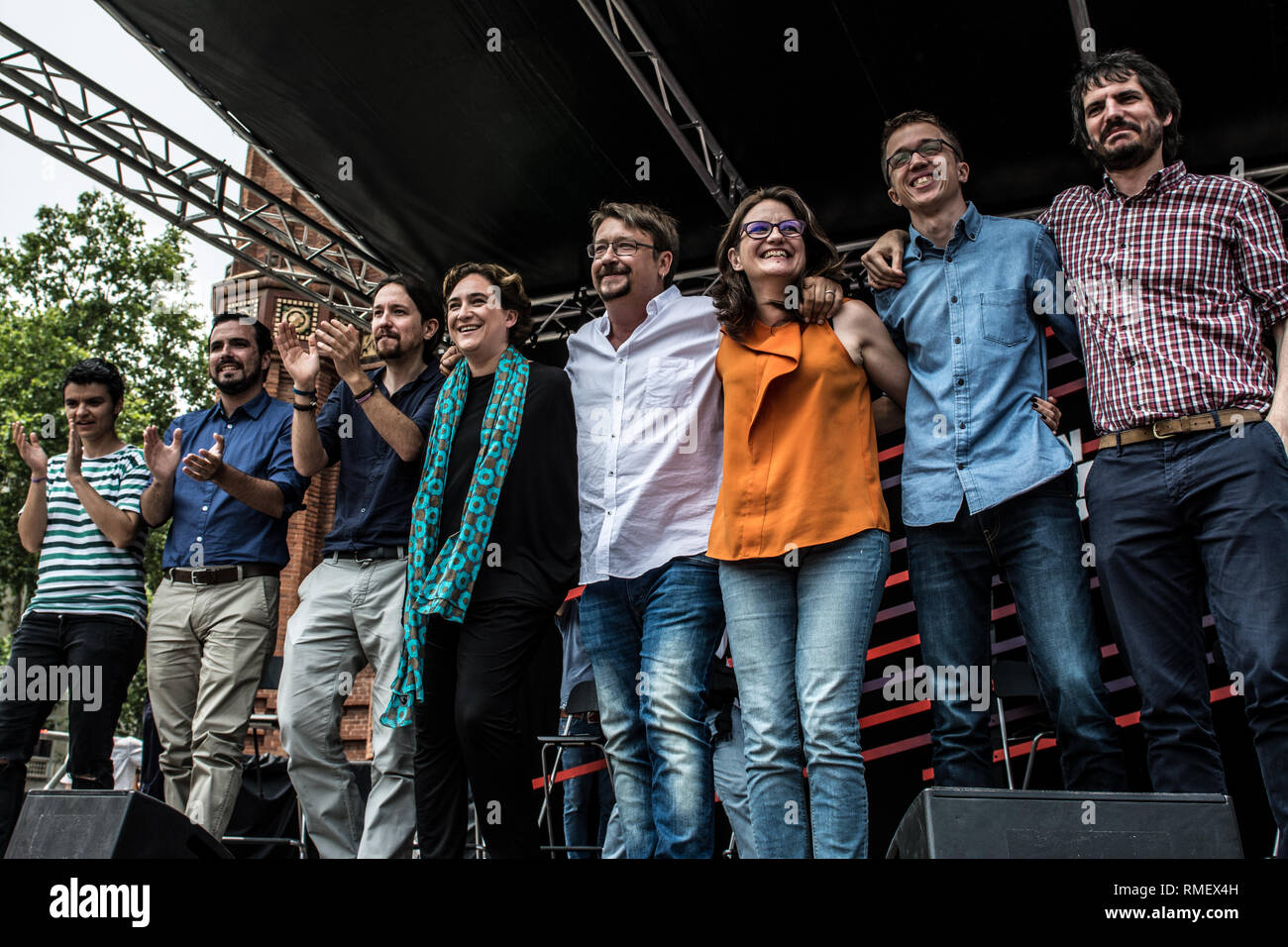 Lucía Martín (L), Alberto Garzón, Pablo Iglesias, Ada Colau, Xavier Domènech, Monica Oltra, Iñigo Errejón und Ernest Urtasun (R) während der Koalition Konferenz sehen. Podemos, Barcelona en Comú, Initiative für Katalonien Grüns und United und Alternative Linke, met für ein Wahlsystem Koalition durch den Bürgermeister von Barcelona, Ada Colau, und im Oktober 2015 bildeten die spanische Parlamentswahlen 2015 in Katalonien zu bestreiten. Stockfoto