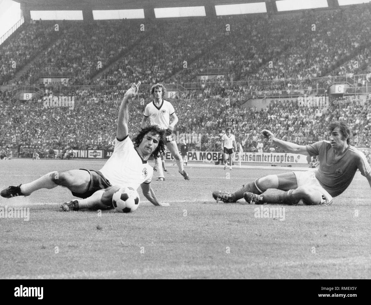 Gerd Müller (links) Kerben zu 2:0 im Spiel Deutschland gegen Jugoslawien (rechts Hadziabic) bei der WM 1974 in Deutschland. Stockfoto