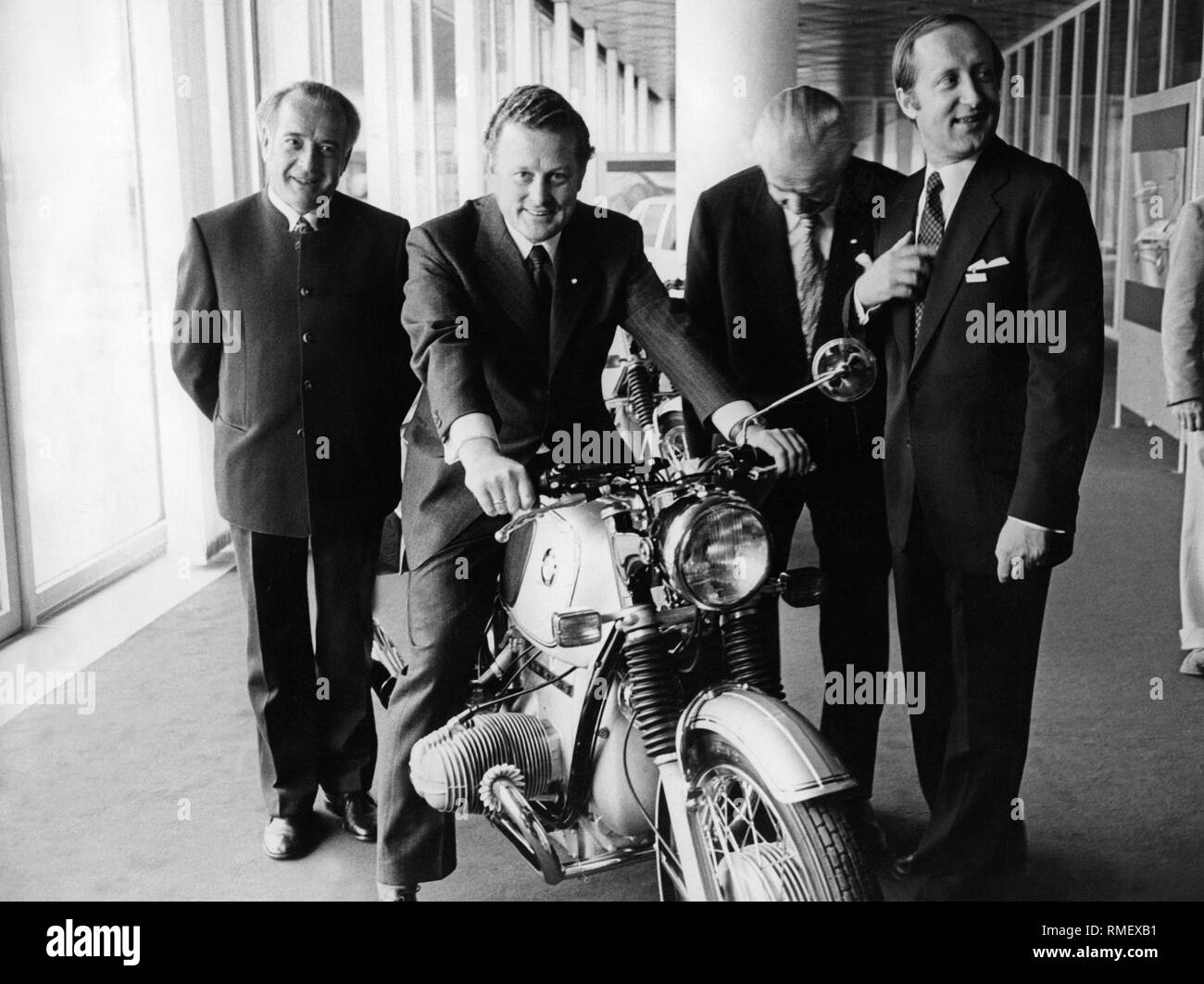 Herbert Quandt (2. von rechts) mit den Bayerischen Umweltminister Max Streibl, Staatssekretär Franz Sackmann (l.) und BMW-Chef Eberhard von Kuenheim (r.) bei der Eröffnung der BMW-Turm auf den Petuelring in München. Streibl sitzt auf einem BMW Motorrad des Modells R 75/5. Stockfoto