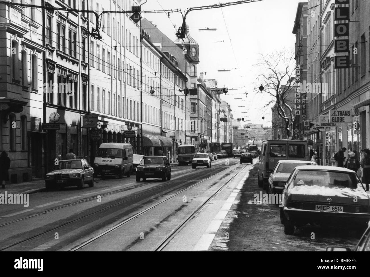 Straßenverkehr mit Autos und Straßenbahn in der fraunhoferstraße in München. (Undatiertes Foto) Stockfoto