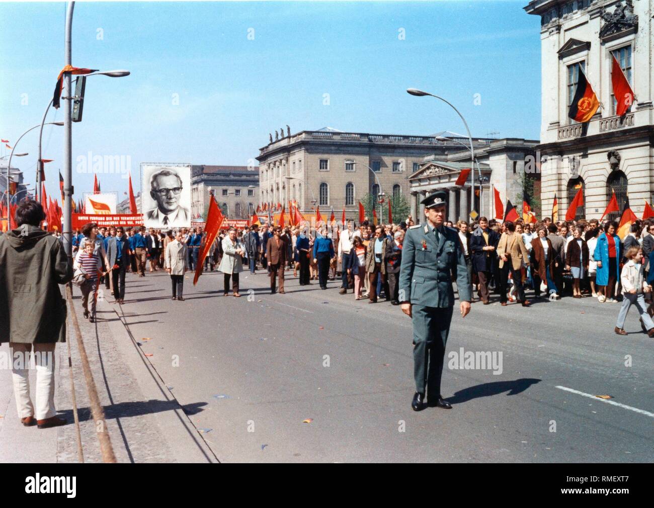 Protestmarsch am 1. Mai 1973 in Ost-Berlin auf dem Boulevard Unter den Linden mit Bannern, Fahnen und Portraits von Erich Honecker, Generalsekretär der Sozialistischen Einheitspartei (SED). Stockfoto