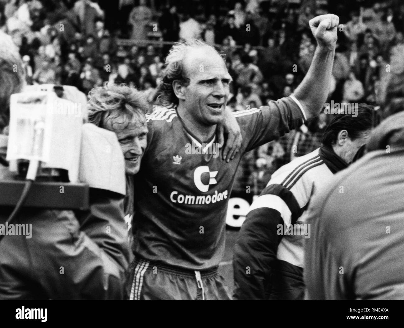 Dieter Hoeness, Deutscher Fußballspieler, nach dem Abpfiff des Spiels Bor. Mönchengladbach gegen Bayern Muenchen. Auf der linken Seite, Andy Brehme. Stockfoto