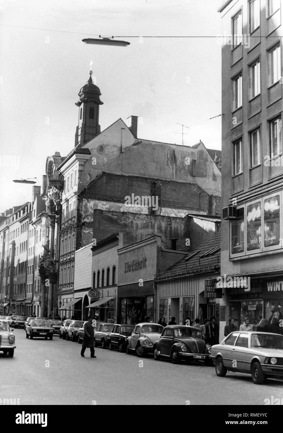 Ansicht der Sendlingerstrasse in München. Auf der linken Seite ist die Asam Kirche. Undatiertes Foto. Stockfoto