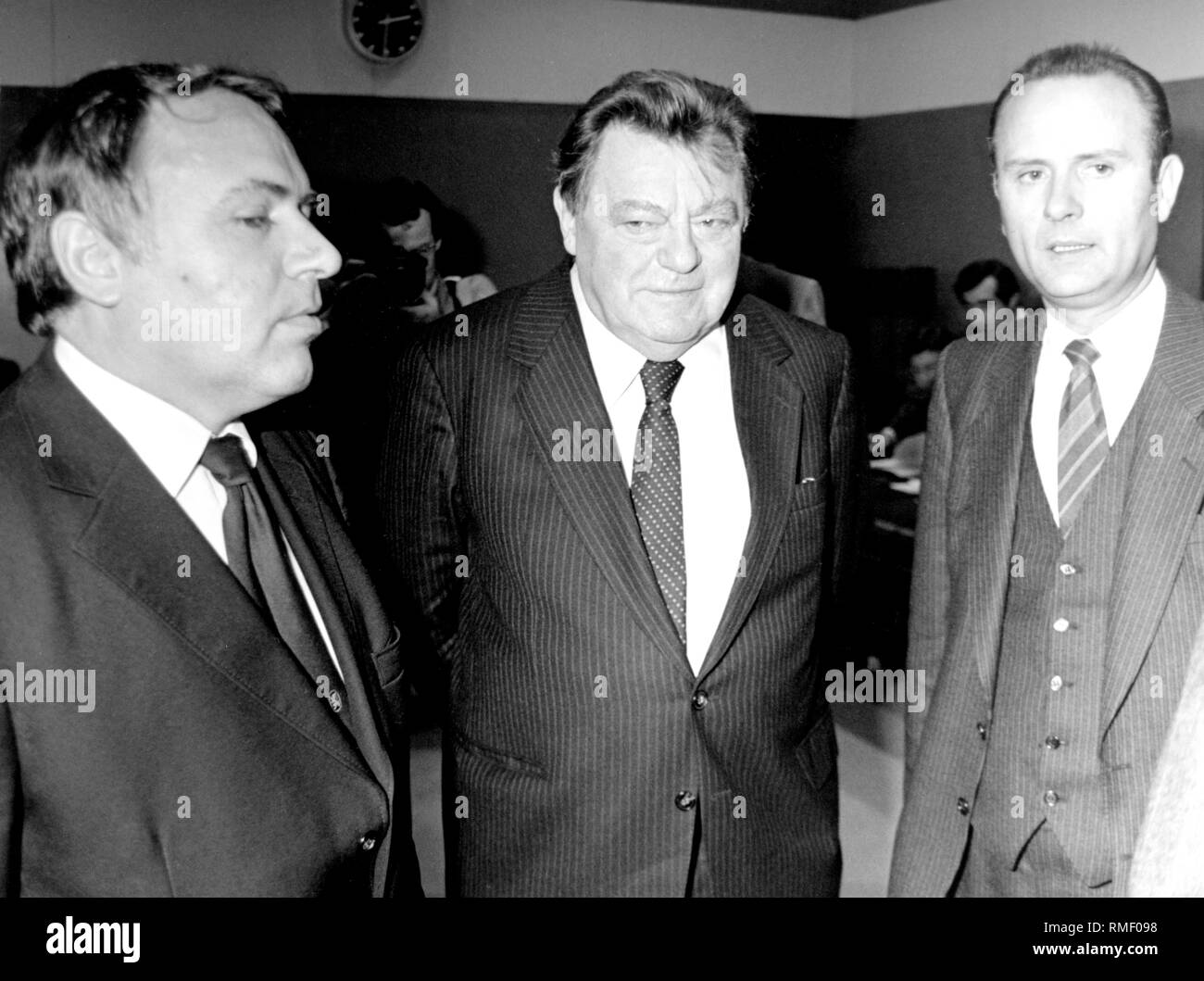 Bayerischen Ministerpräsidenten Franz Josef Strauß als Zeuge des Bundestages Untersuchungsausschuss auf die Flick Angelegenheiten. Neben ihm der CSU-Pressesprecher Godel Rosenberg (links) und der Leiter der Abteilung für Politik und Fragen der Prinzipien, die in der CSU-Führung, Wolfgang Held (rechts). Stockfoto