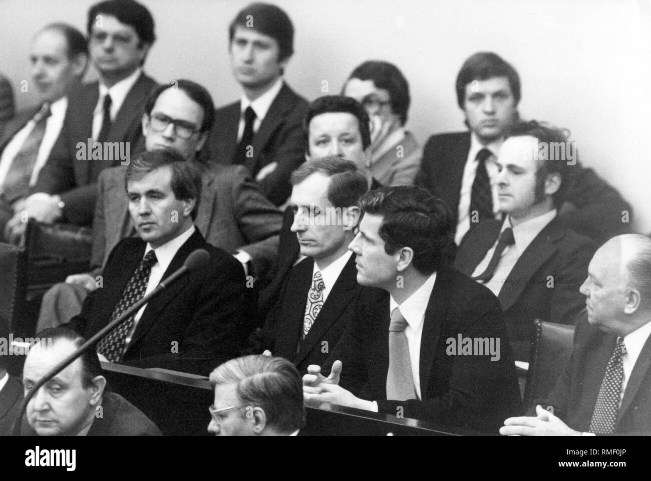 Bundestagspräsident Karl Carstens schwört in der neuen Bundesminister. Dieses Foto zeigt den neuen Minister in der Regierung. Stockfoto