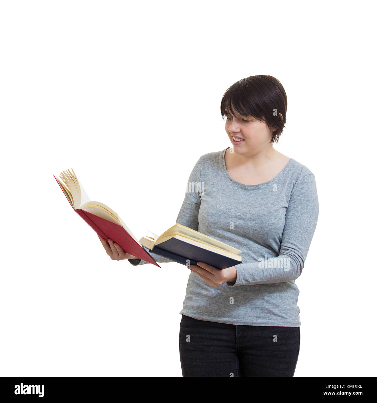 Zweifelnd junge Frau Student oder Lehrer halten zwei Bücher vergleichen und auswählen, welche man zu lesen. Schwierige Entscheidung, die richtige Entscheidung zu treffen, Stockfoto