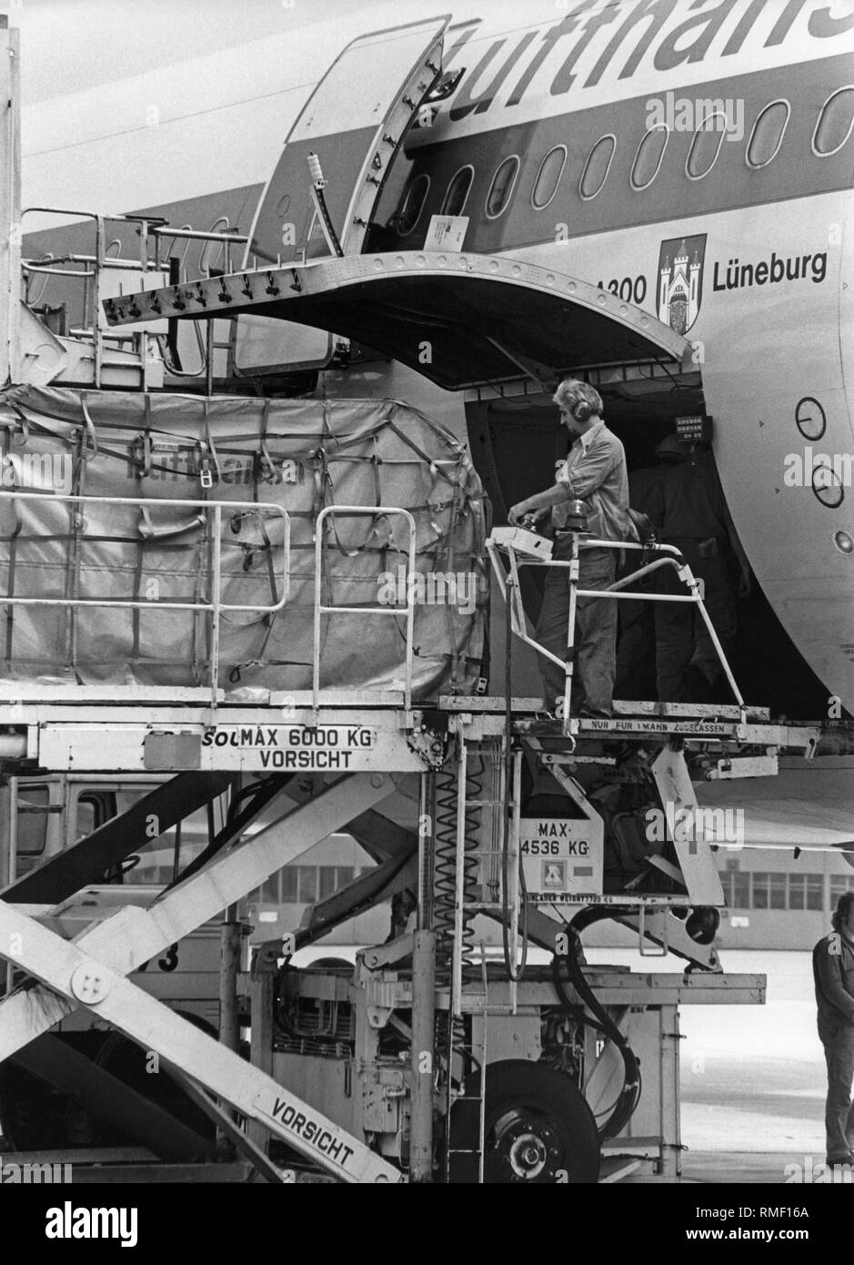 Das Halten des Lufthansa Airbus A300 D-AIAC 'Lueneburg' am Flughafen Duesseldorf entladen wird. Stockfoto