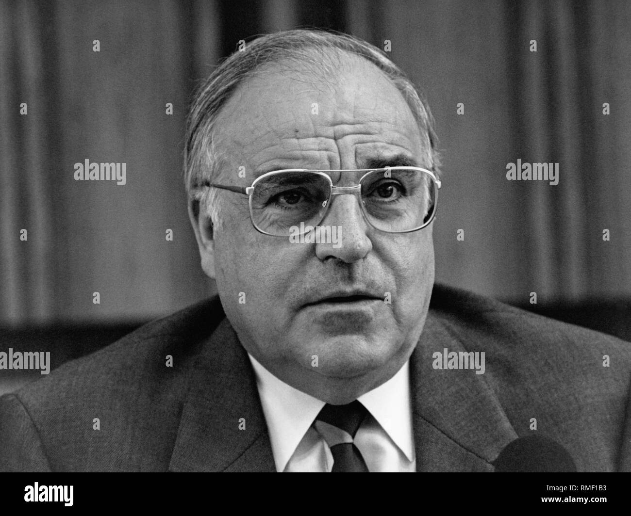 German chancellor helmut kohl gestures Fotos und Bildmaterial in