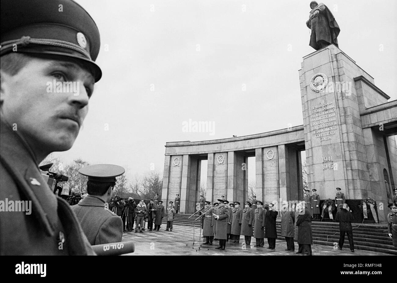 Deutschland, Berlin, 22. Dezember 1990: Abzug der sowjetischen Ehrengarde vom Denkmal im Tiergarten, Deutschland, Berlin-Tiergarten. Stockfoto
