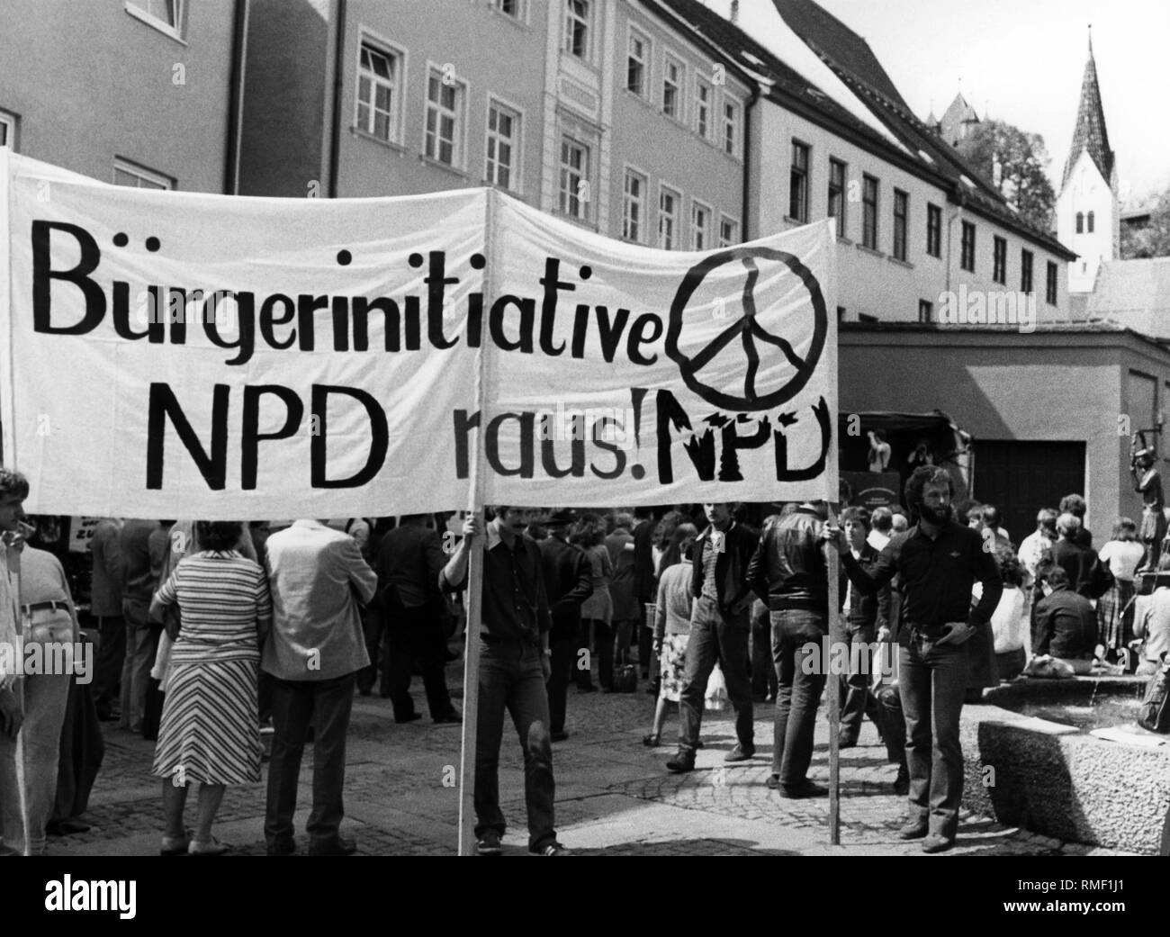 Dieses Foto zeigt die Teilnehmer an einer Demonstration gegen den NPD-Parteitag in Kaufbeuren. Auf der beiliegenden Banner steht: "Bürger Initiative NPD raus!' Stockfoto