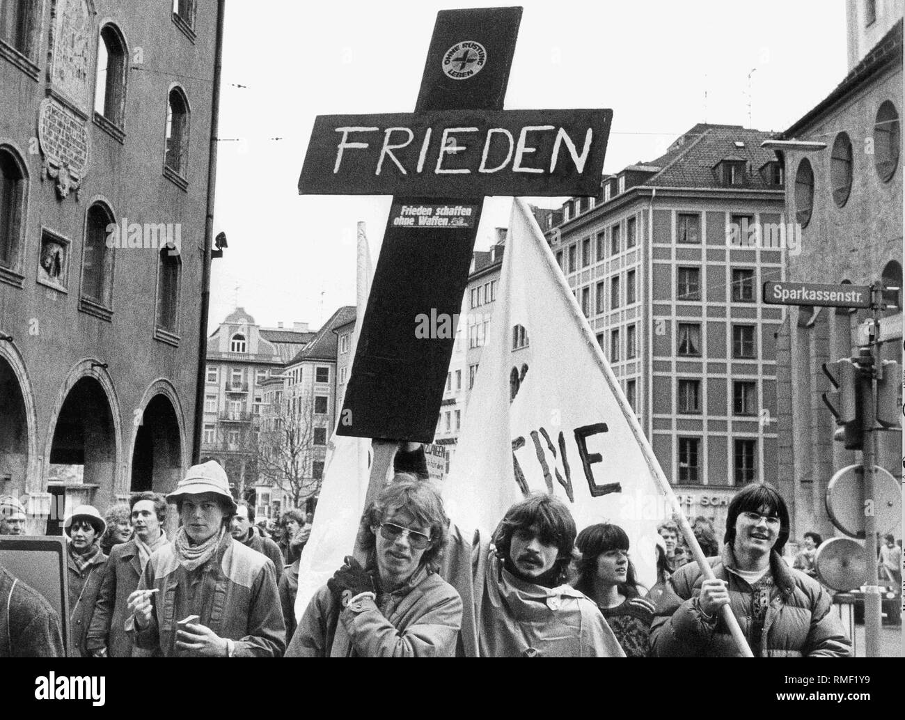 Ostermarsch für Frieden und Abrüstung, 1983: die Unterstützer der Organisation "Inline Ruestung leben' für den Frieden mit einem riesigen Kreuz zeigen. Stockfoto