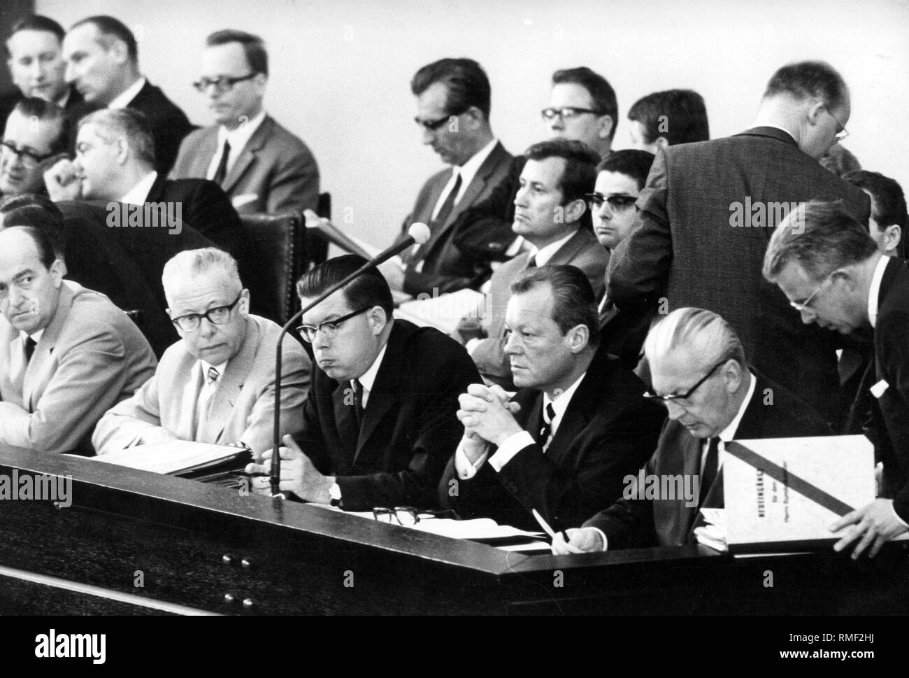 Auf der staatlichen Bank der grossen Koalition sitzen von Links nach Rechts: Bundeskanzler Kurt Georg Kiesinger, stellvertretender Kanzler Willy Brandt, Bundesinnenminister Ernst Benda, Justizminister Gustav Heinemann. Die Lesung der Notstandsgesetze im Bundestag war an diesem Tag verhandelt. Die Notstandsgesetze, die Verfassung geändert und es wurde ein Ausnahmezustand Verfassung die Fähigkeit des Staates, in Krisensituationen zu gewährleisten. Die außerparlamentarische Opposition reagiert mit Protesten. Stockfoto