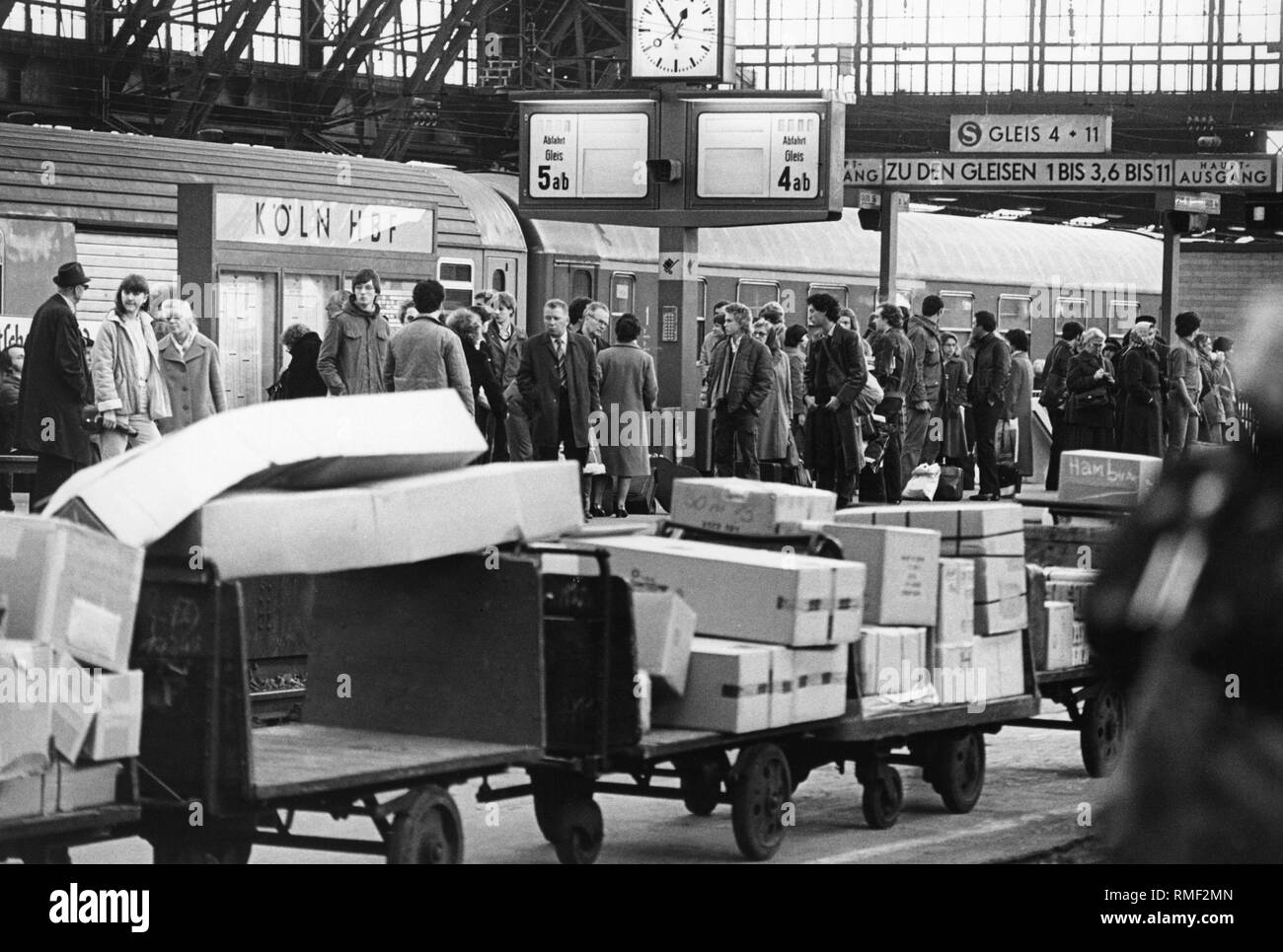 Gepäckwagen auf der Plattform 4 im Kölner Hauptbahnhof. Stockfoto