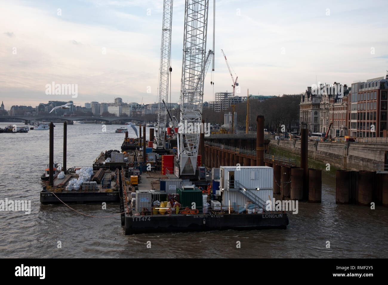 Bauarbeiten im Gange auf der Themse Tideway Tunnel oder Super Kanalisation neben Blackfriars Bridge über die Themse in London, England, Vereinigtes Königreich. Die Themse Tideway Tunnel ist eine Unter-bau Tiefbau Projekt 25 km Tunnel meistens unter den Gezeiten Abschnitt der Themse in London, die Erfassung, Speicherung und Übertragung von Fast alle kombinierten Abwässer und Regenwasser Einleitungen, die derzeit Überlauf in den Fluss. Stockfoto