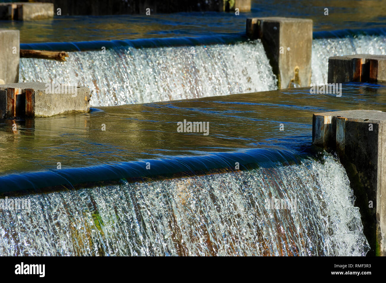 Besondere Sekt gebaut Wehre von der TVA 1950 liefern den Sauerstoff für die Fische auf Holston River eine Meile von den irdenen Holston Dam in Bristol, Tennessee Stockfoto