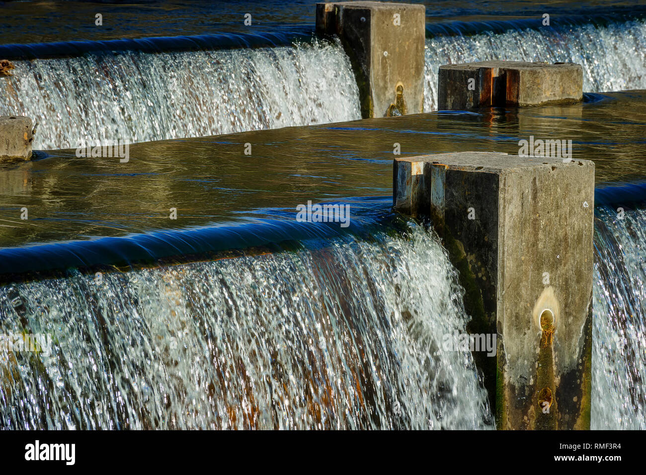 Besondere Sekt gebaut Wehre von der TVA 1950 liefern den Sauerstoff für die Fische auf Holston River eine Meile von den irdenen Holston Dam in Bristol, Tennessee Stockfoto