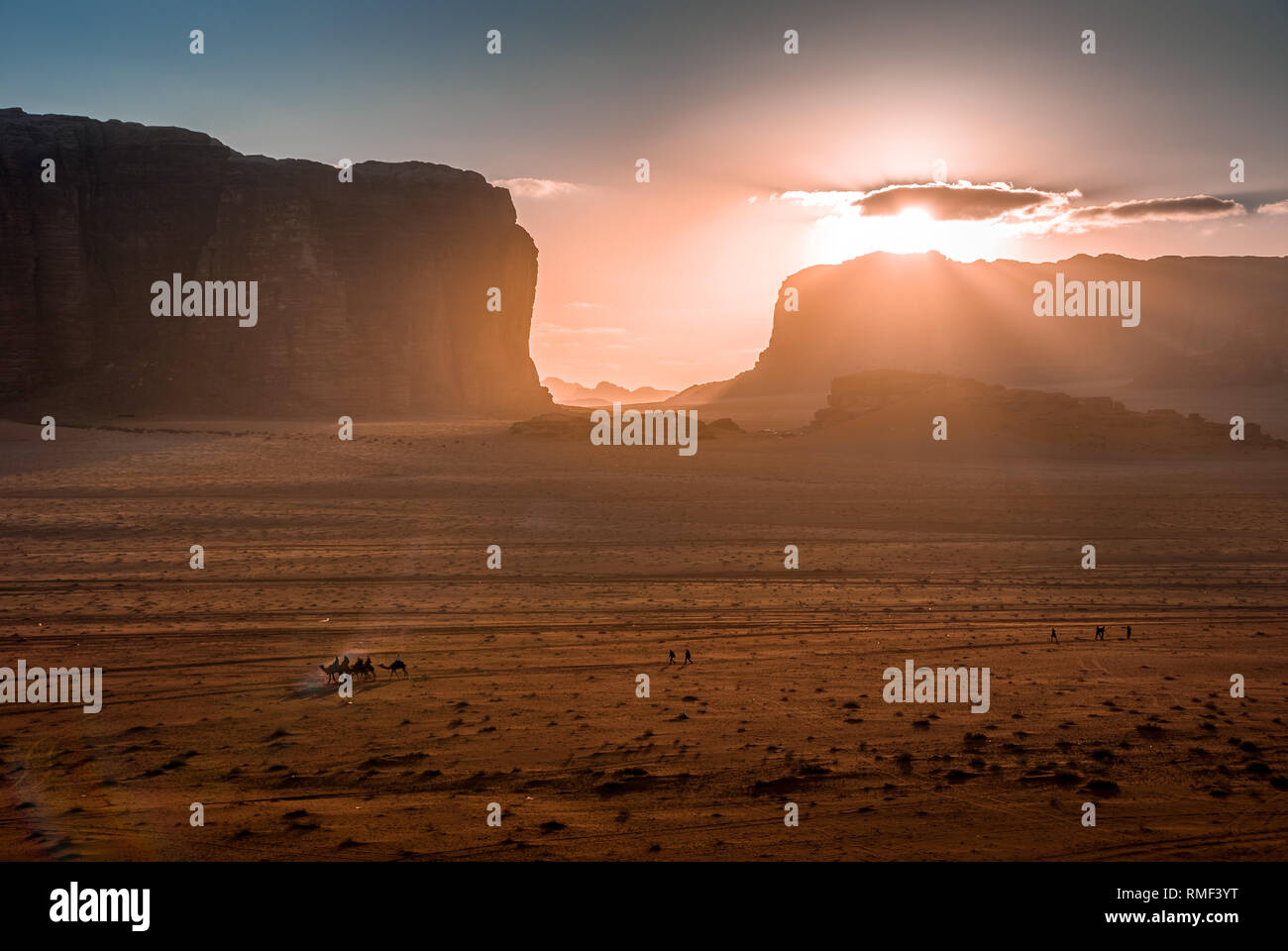 Sonnenuntergang über der Wüste des Wadi Rum, Jordanien, Naher Osten Stockfoto