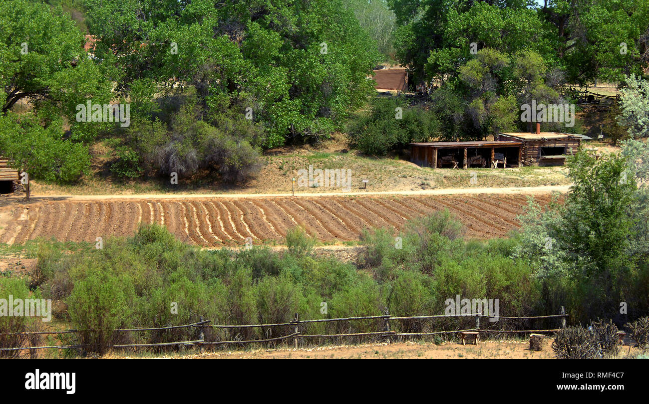 Kabinen und der Garten sind Teil der El Rancho Del Las Golondrinas Ranch. Es ist ein lebendes Museum Lehre über die Kultur und das Erbe der frühen Neuen Mex Stockfoto