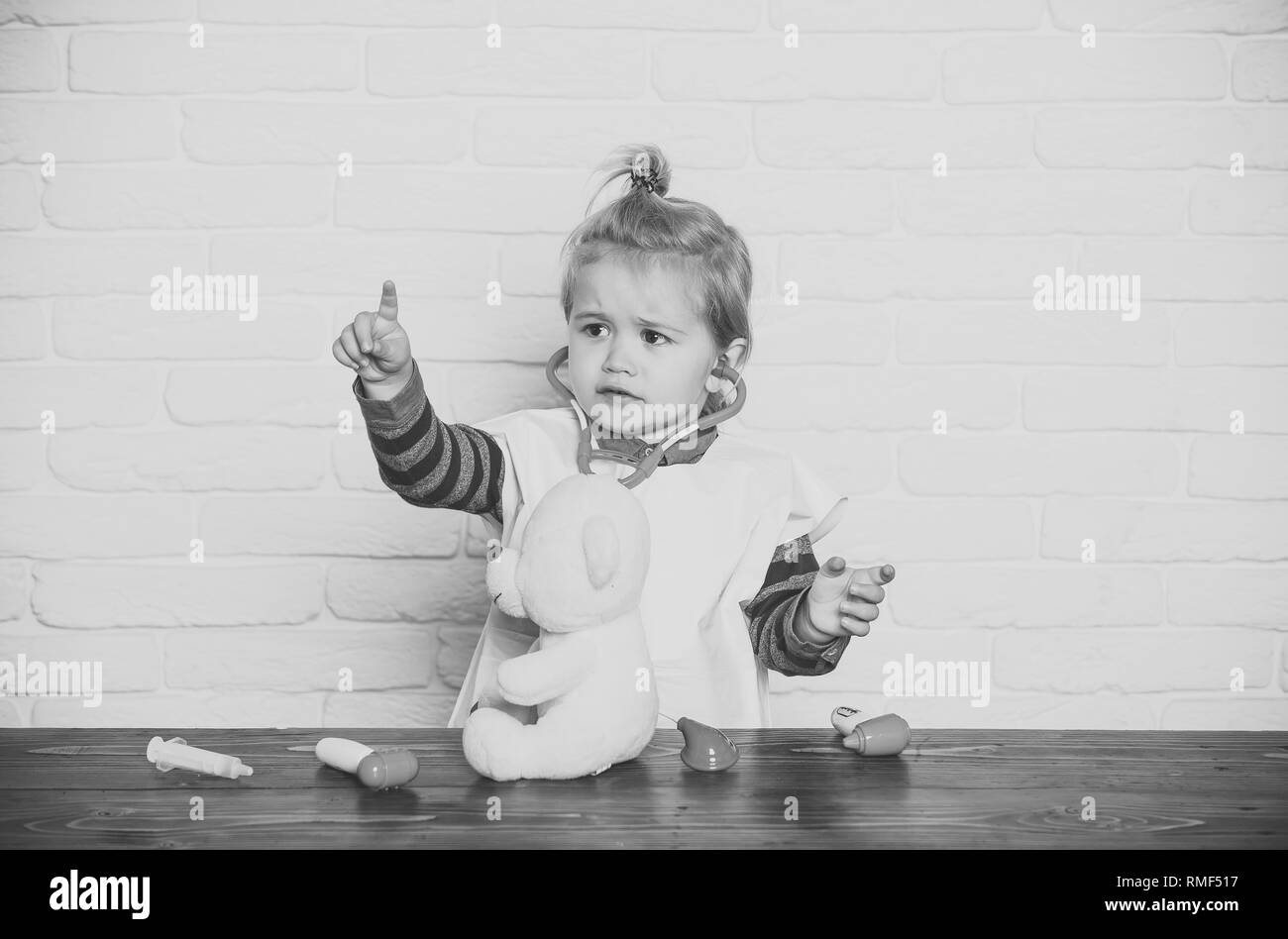 Junge Tierarzt Doktor mit Spielzeug Teddybären punkt Finger Stockfoto