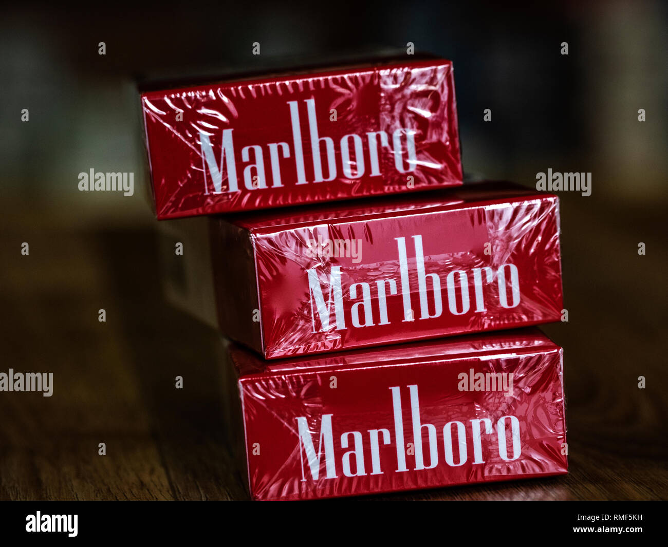 Eine Packung von Philip Morris International Inc. Marlboro Red Zigaretten in einem Tabakladen gesehen. Stockfoto