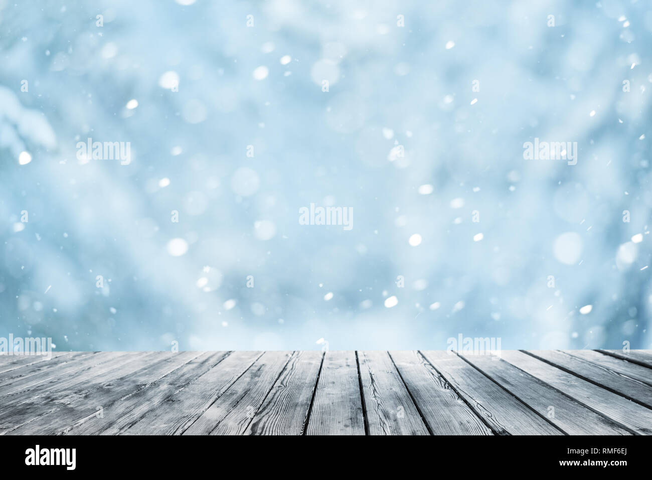 Holztisch und Winter wald landschaft Stockfoto