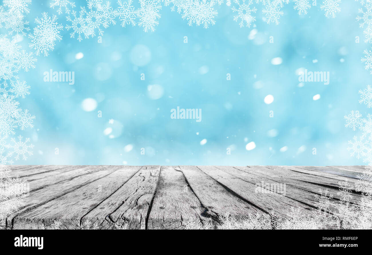 Holztisch und winter schnee Hintergrund mit Schneeflocken Stockfoto