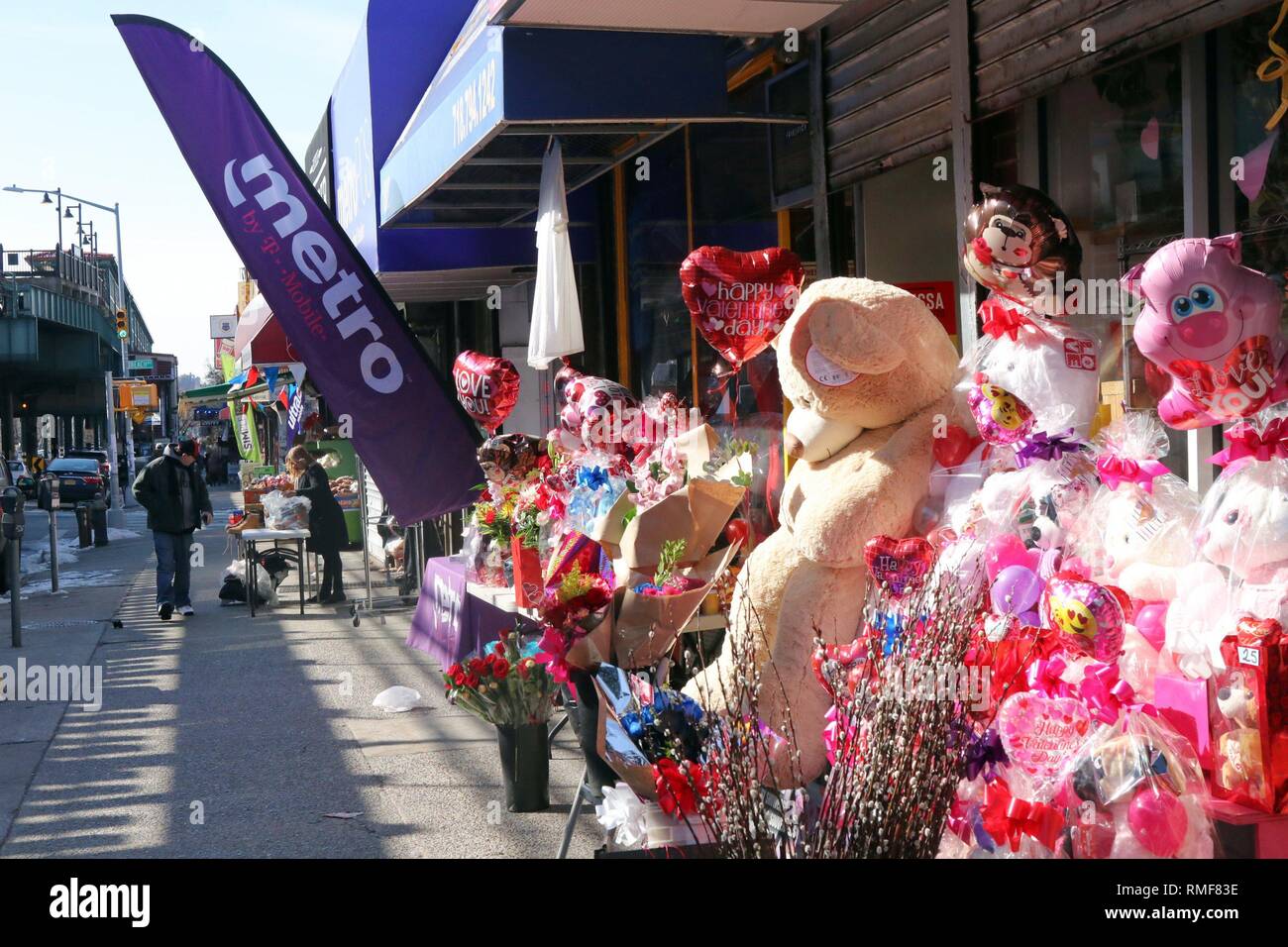 Die Bronx Ny Usa 14 Feb 19 Hektische Valentinstag Aktivitaten Fur Strassenhandler In Der South Bronx In New York City Am 14 Februar 19 C 19 G Ronald Lopez Digipixsagain Us Alamy Leben Nachrichten Stockfotografie Alamy